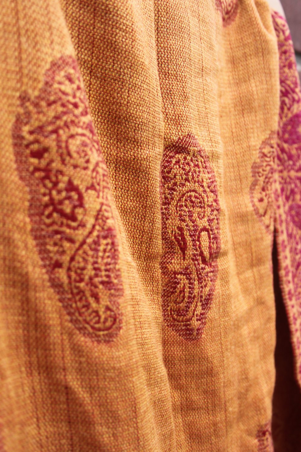 Wild gemustertes Tuch in Rot/Orange/Gelb