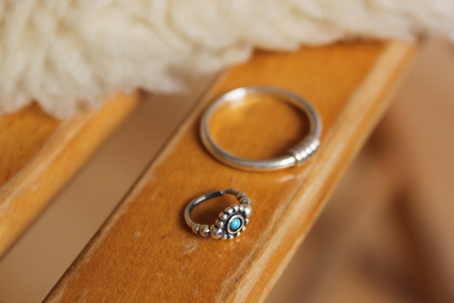 Versilberter Nostril Piercing Ring mit Steinchen