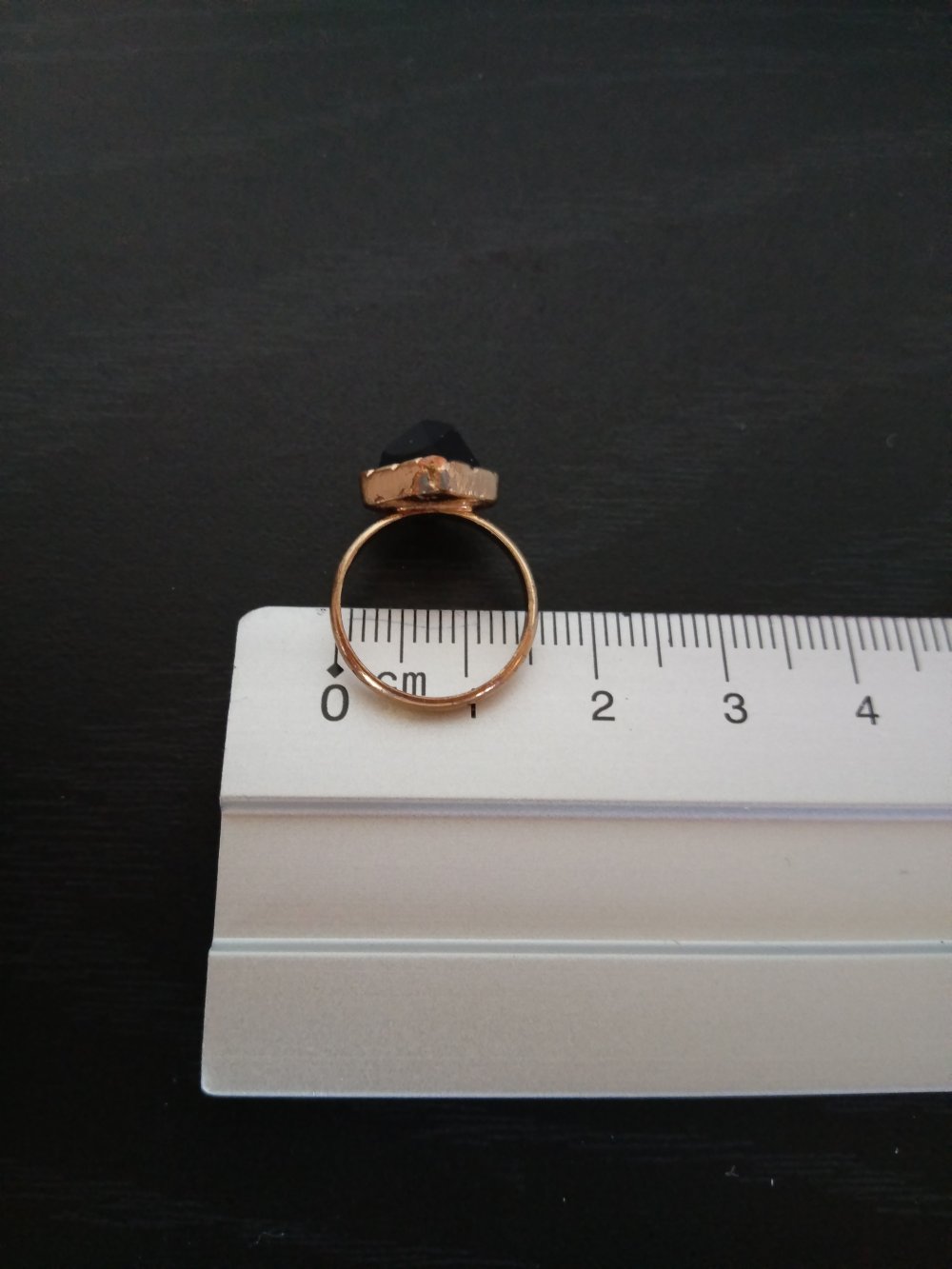 Zwei goldfarbene Ringe mit schwarzem Stein