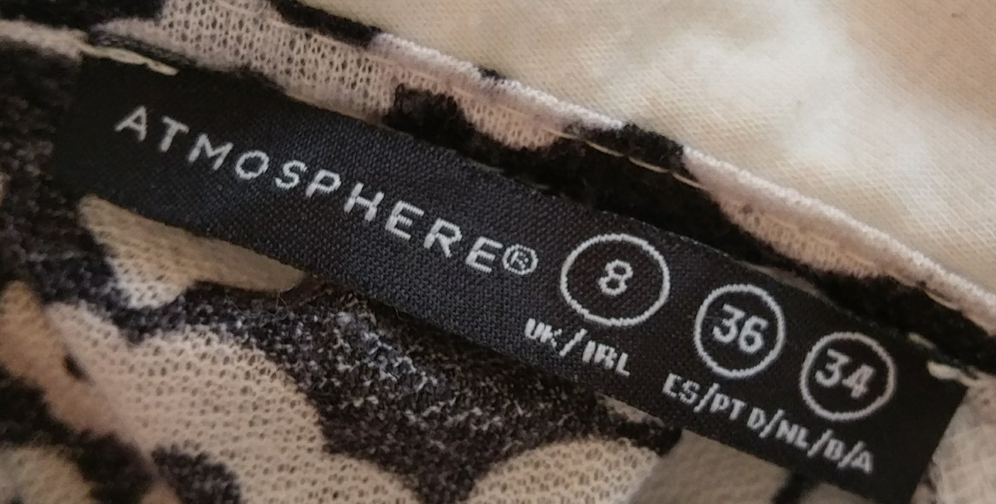 Top mit schwarz-weißem Blumenmuster Größe 34