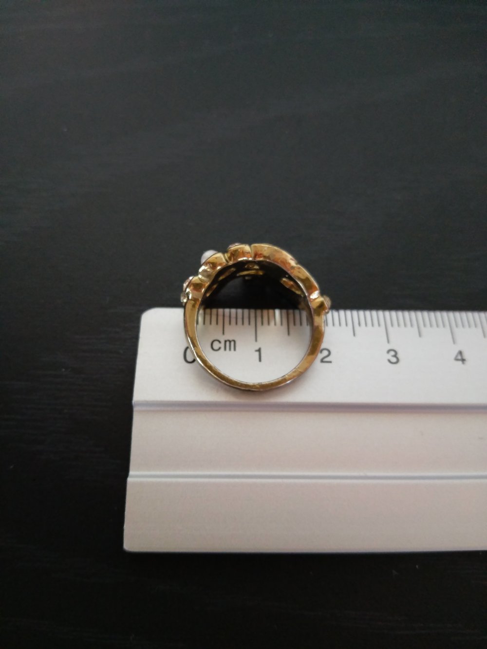 Goldener Ring mit Steinen