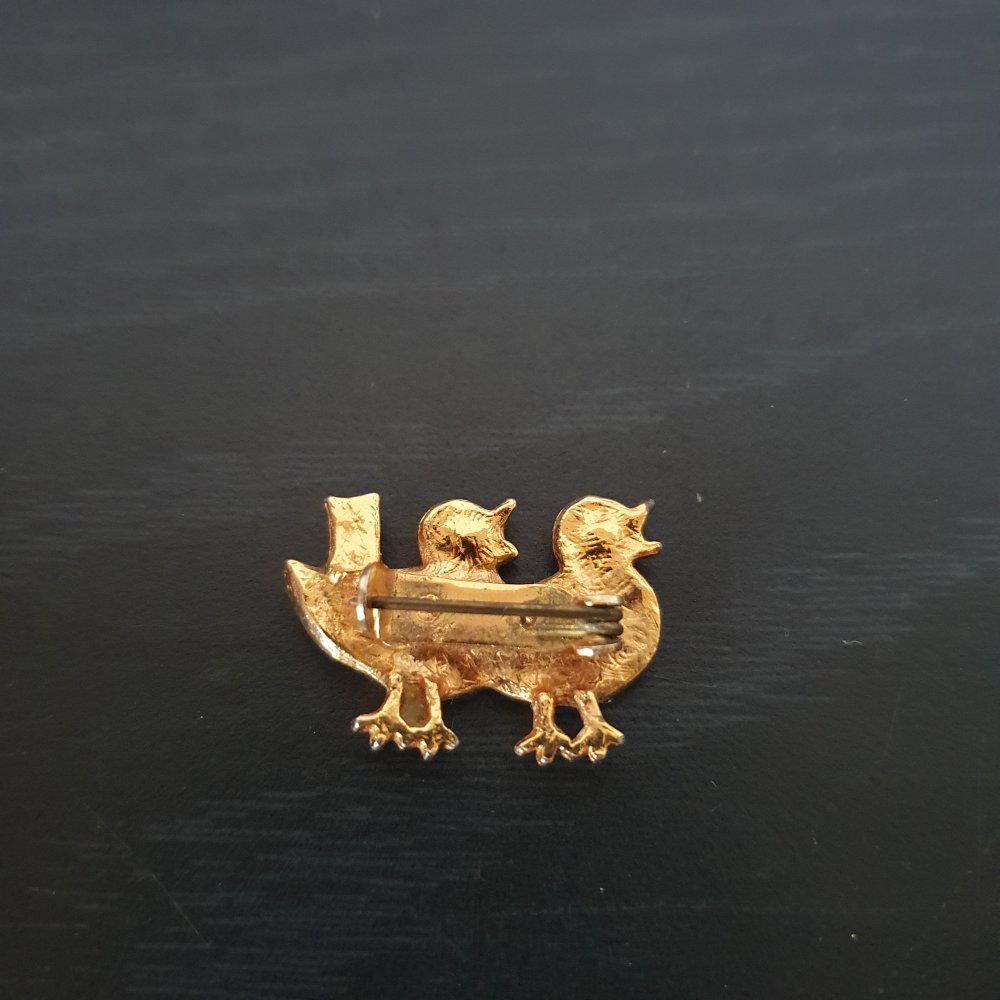 Brosche mit zwei kleinen Vögeln