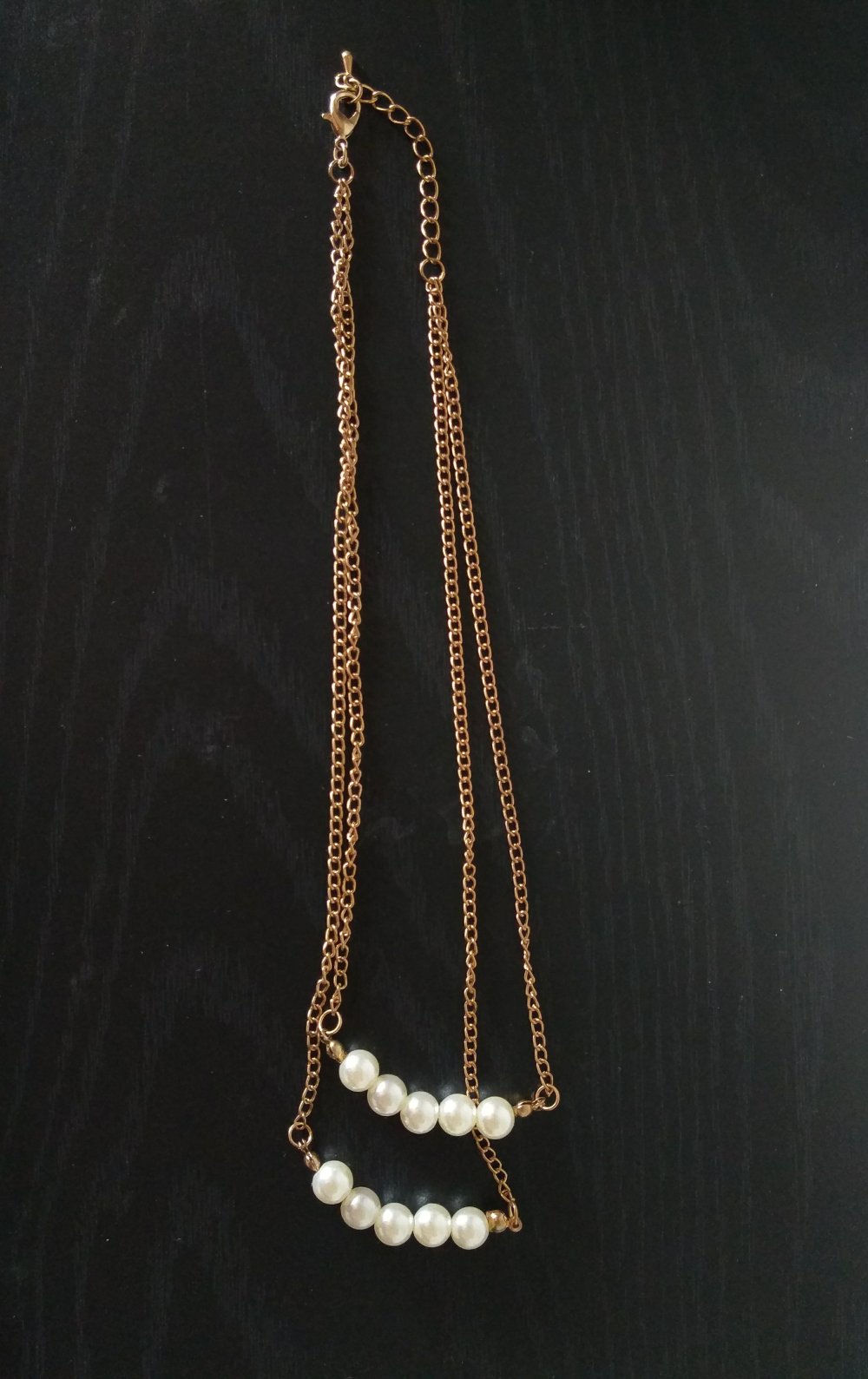 Goldene doppelreihige Kette mit Perlen