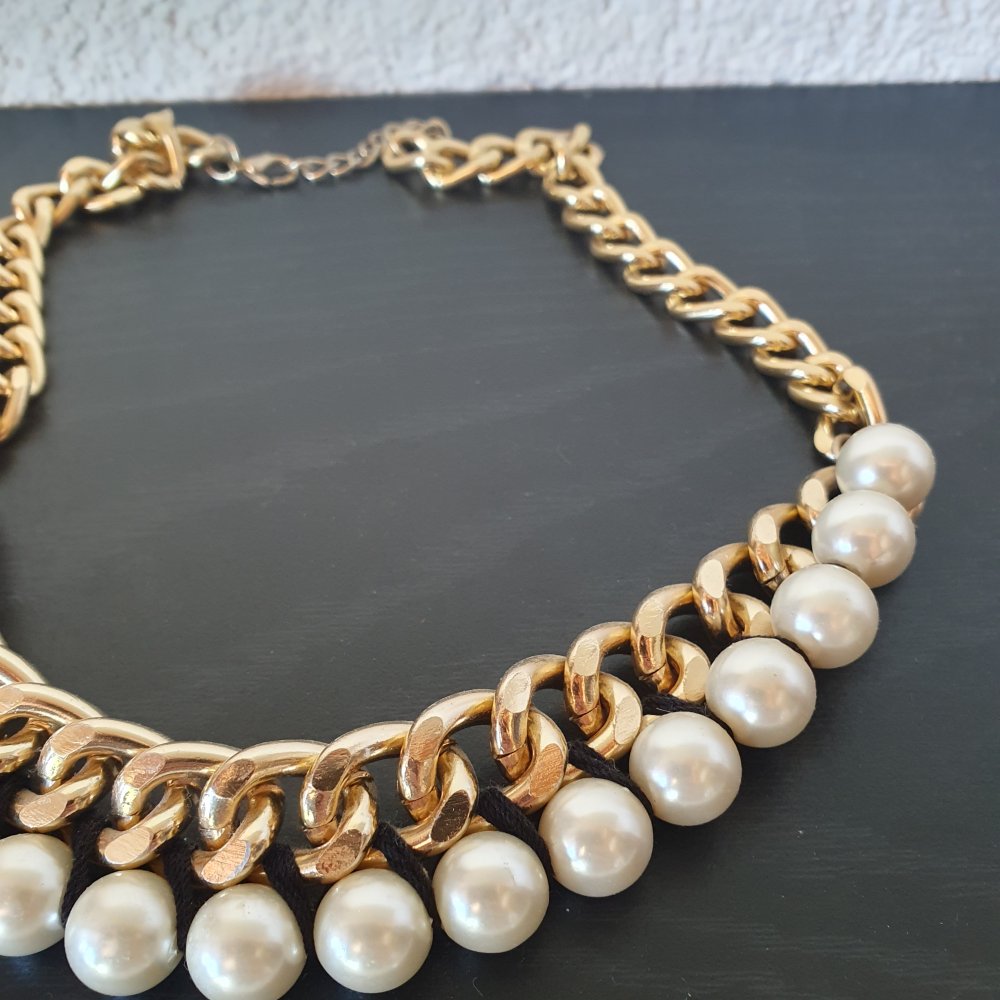 Goldfarbene Statementkette