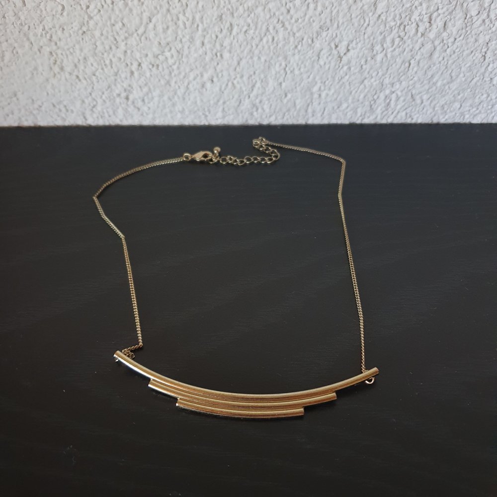 Goldene Halskette dreireihig