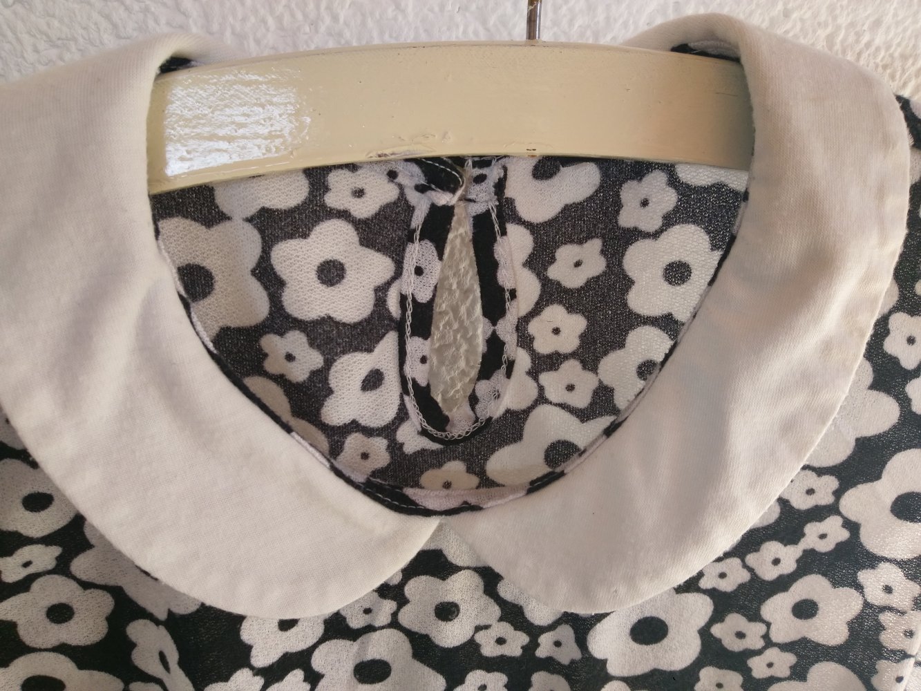 Top mit schwarz-weißem Blumenmuster Größe 34