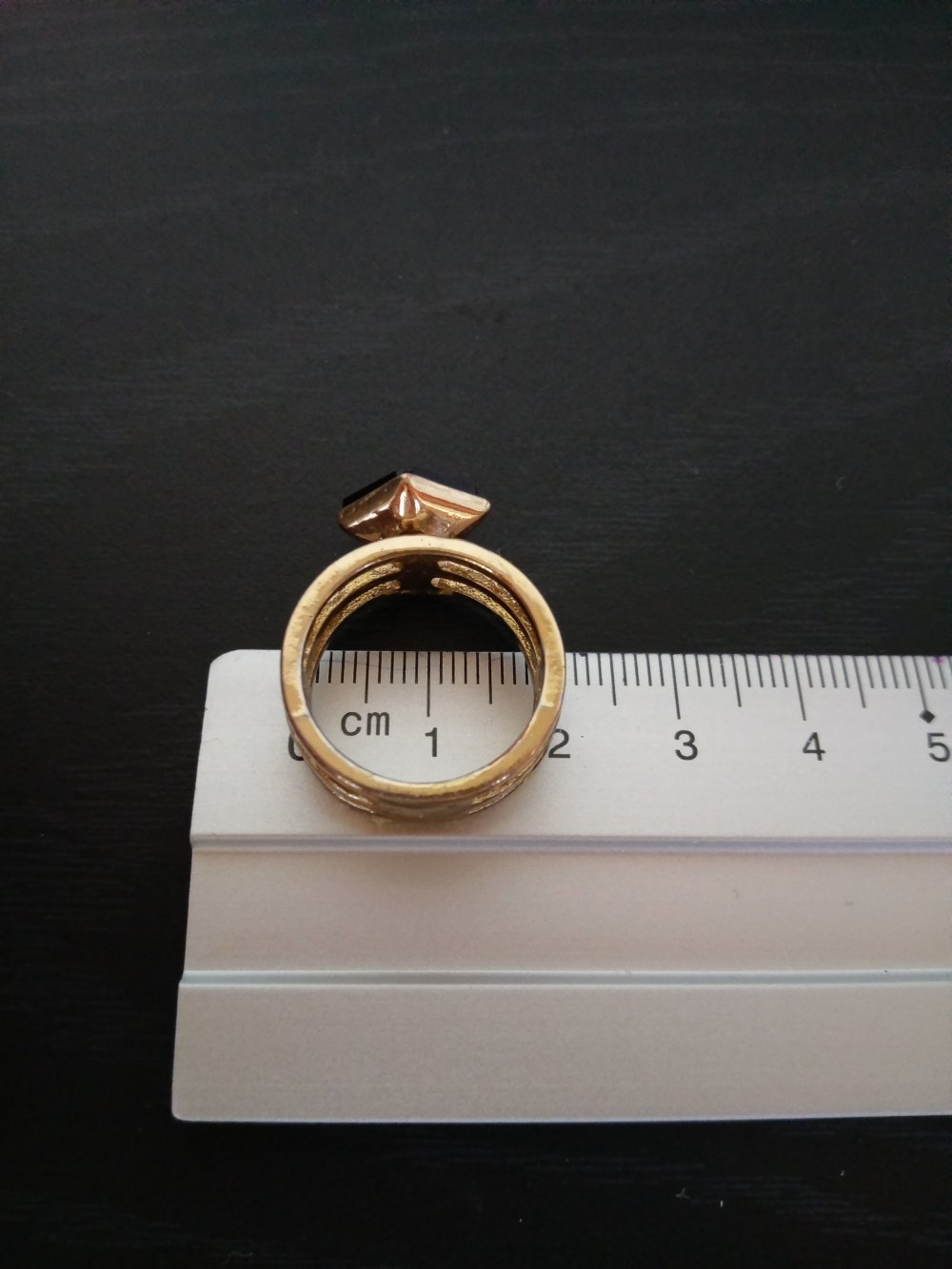 Zwei goldfarbene Ringe mit schwarzem Stein