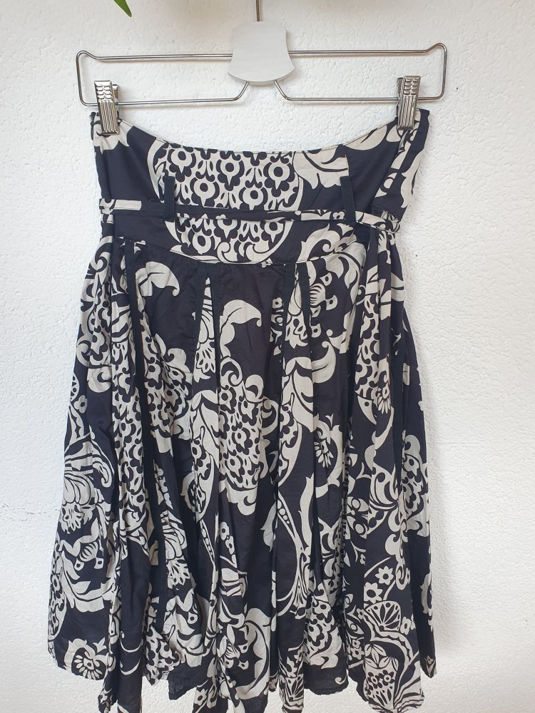 Schwarz-weißer Rock von Zara mit Muster Größe S