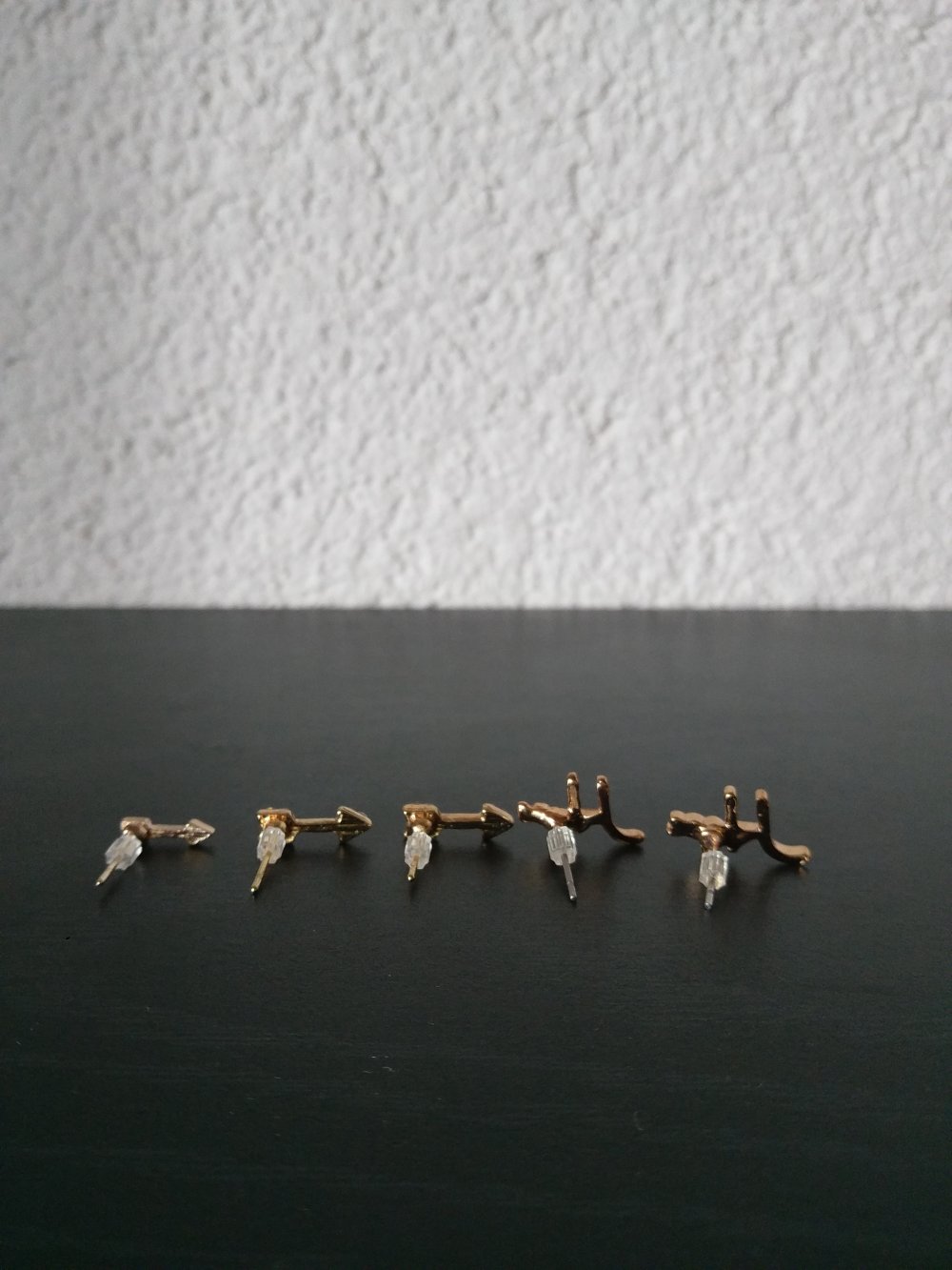 Neue goldfarbene Ohrringe/ Ohrringstecker Set/ 2 Paar Hope/ Pfeile