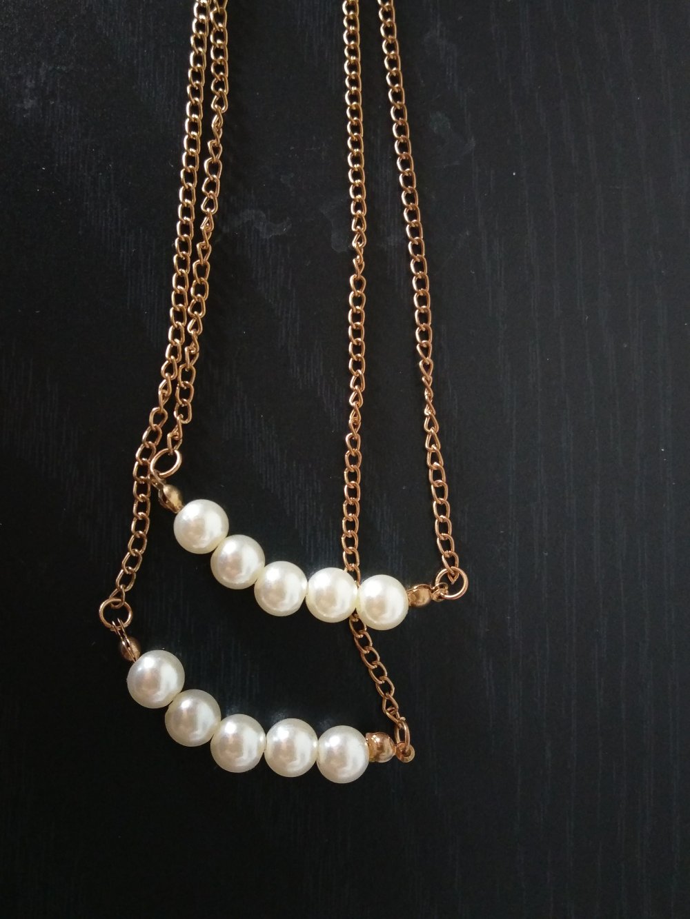 Goldene doppelreihige Kette mit Perlen