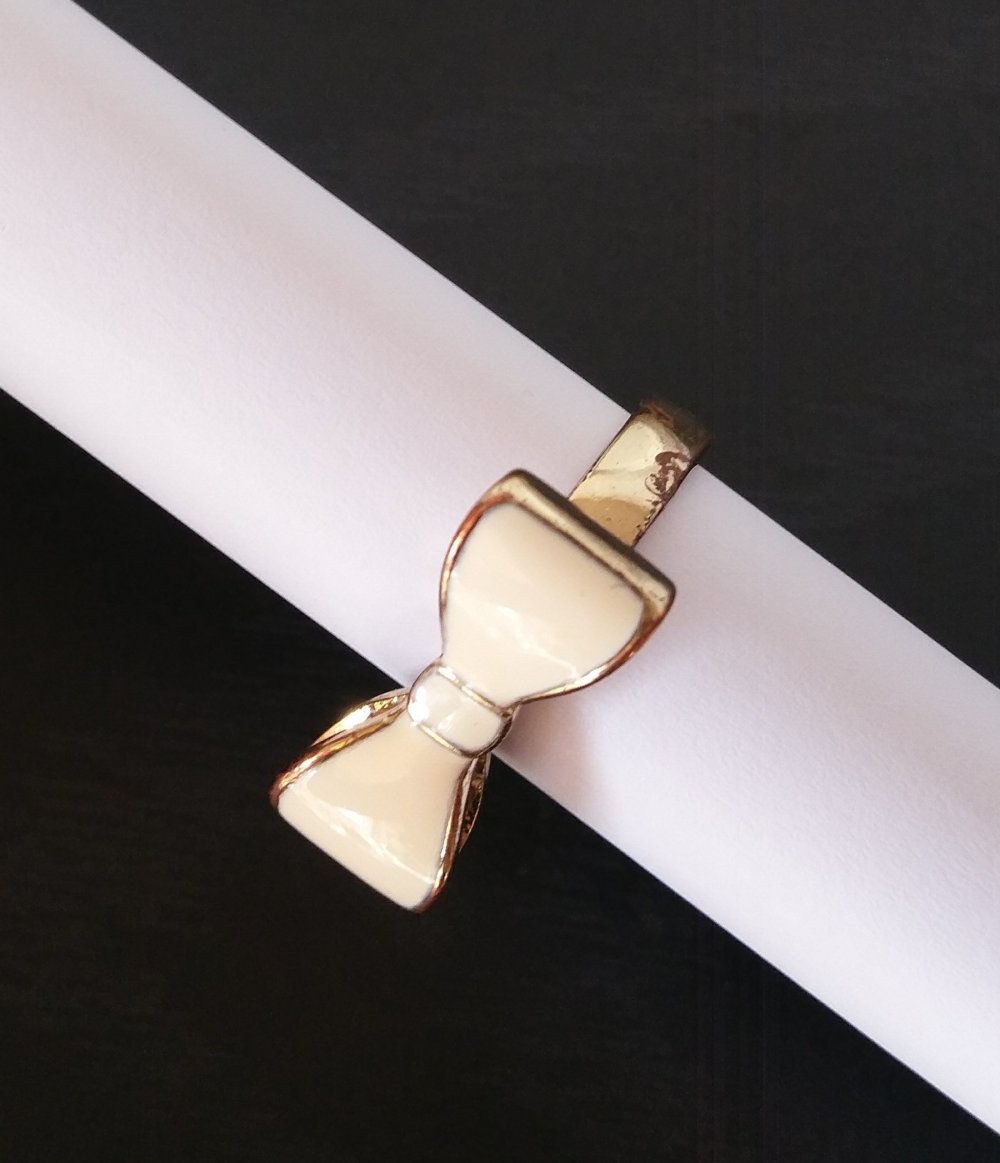 Goldener Ring mit Schleife