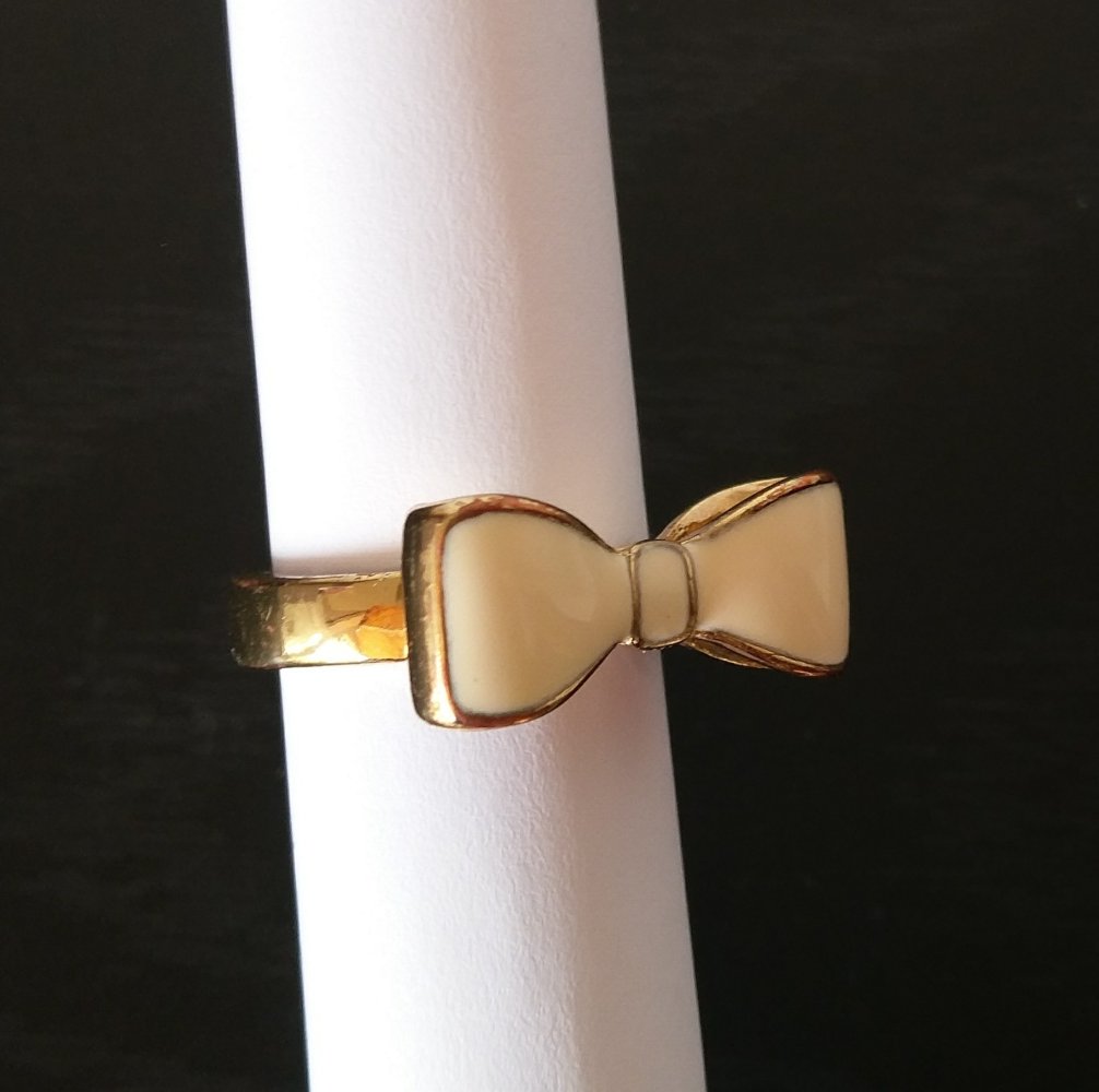 Goldener Ring mit Schleife