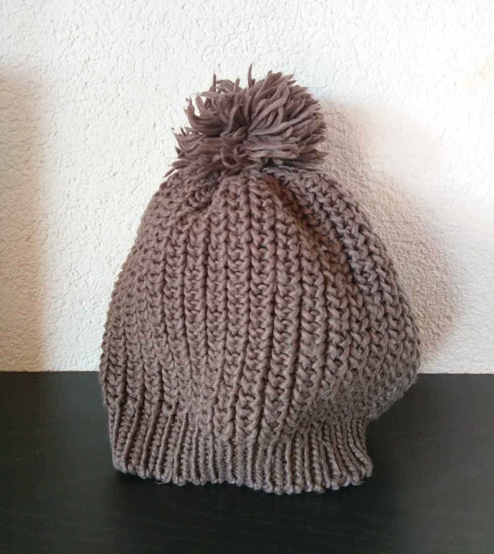 Graubraune Mütze mit Bommel