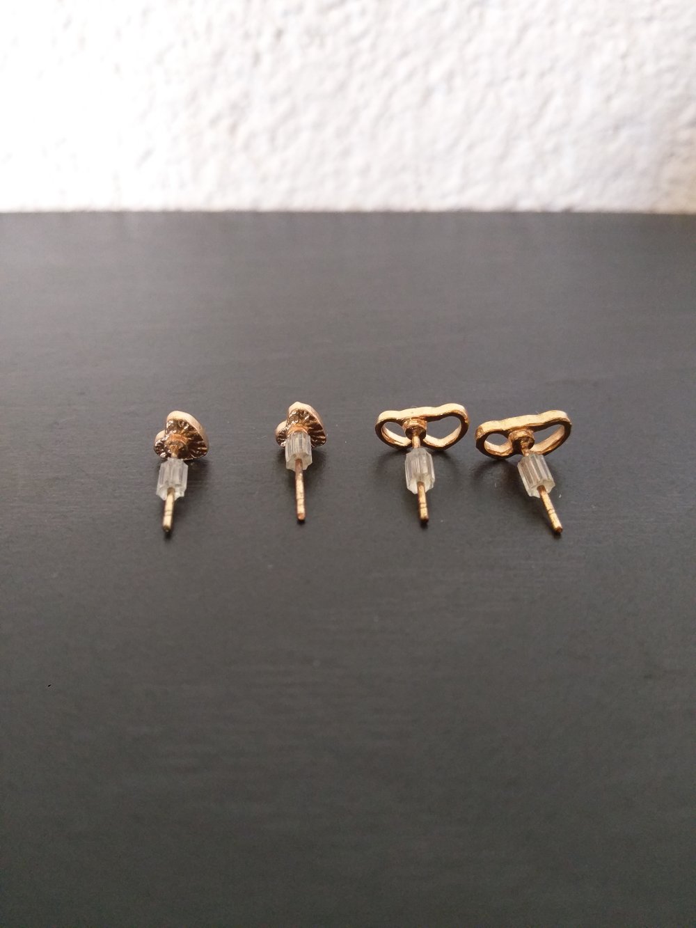 Neue golfarbene Ohrstecker/ Ohrringe mit Herzen