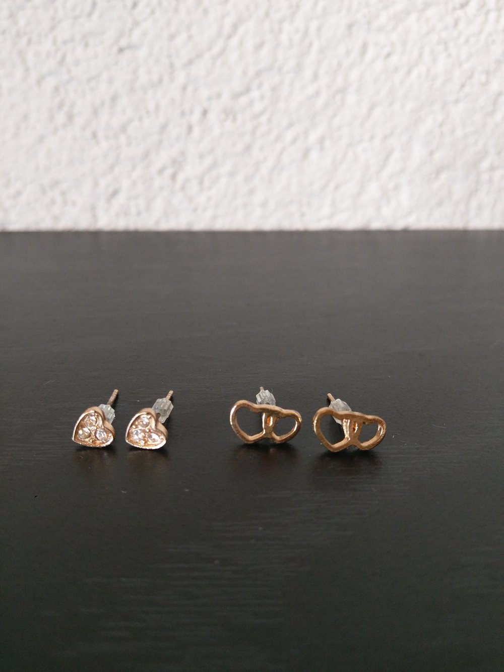 Neue golfarbene Ohrstecker/ Ohrringe mit Herzen