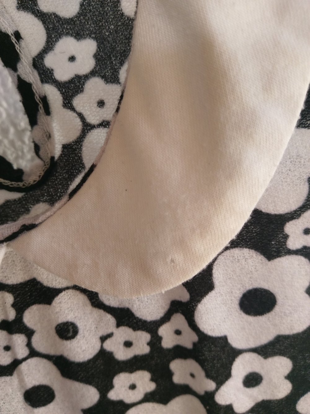Top mit schwarz-weißem Blumenmuster Größe 34