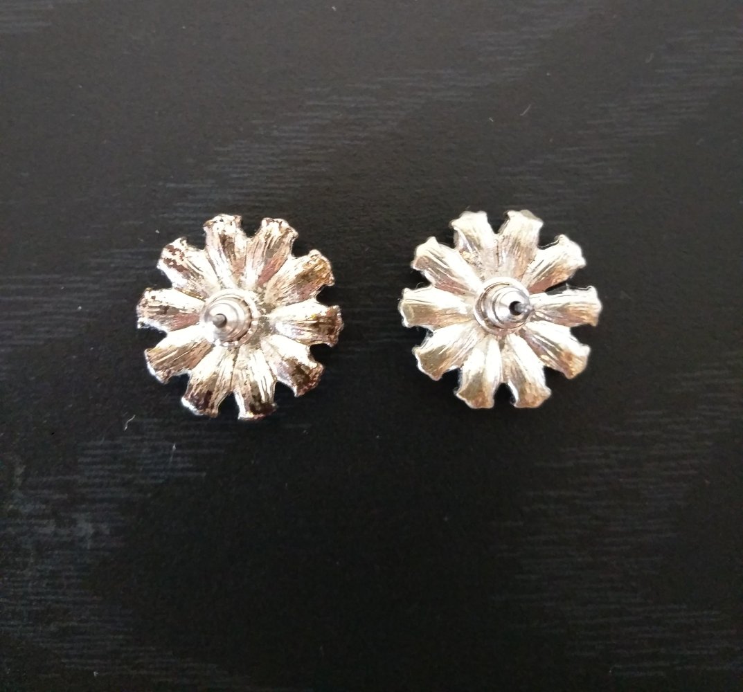 Neue silberfarbene Statement-Ohrringe/ Ohrstecker Blumen