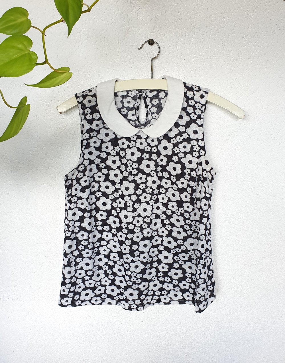 Top mit schwarz-weißem Blumenmuster Größe 34