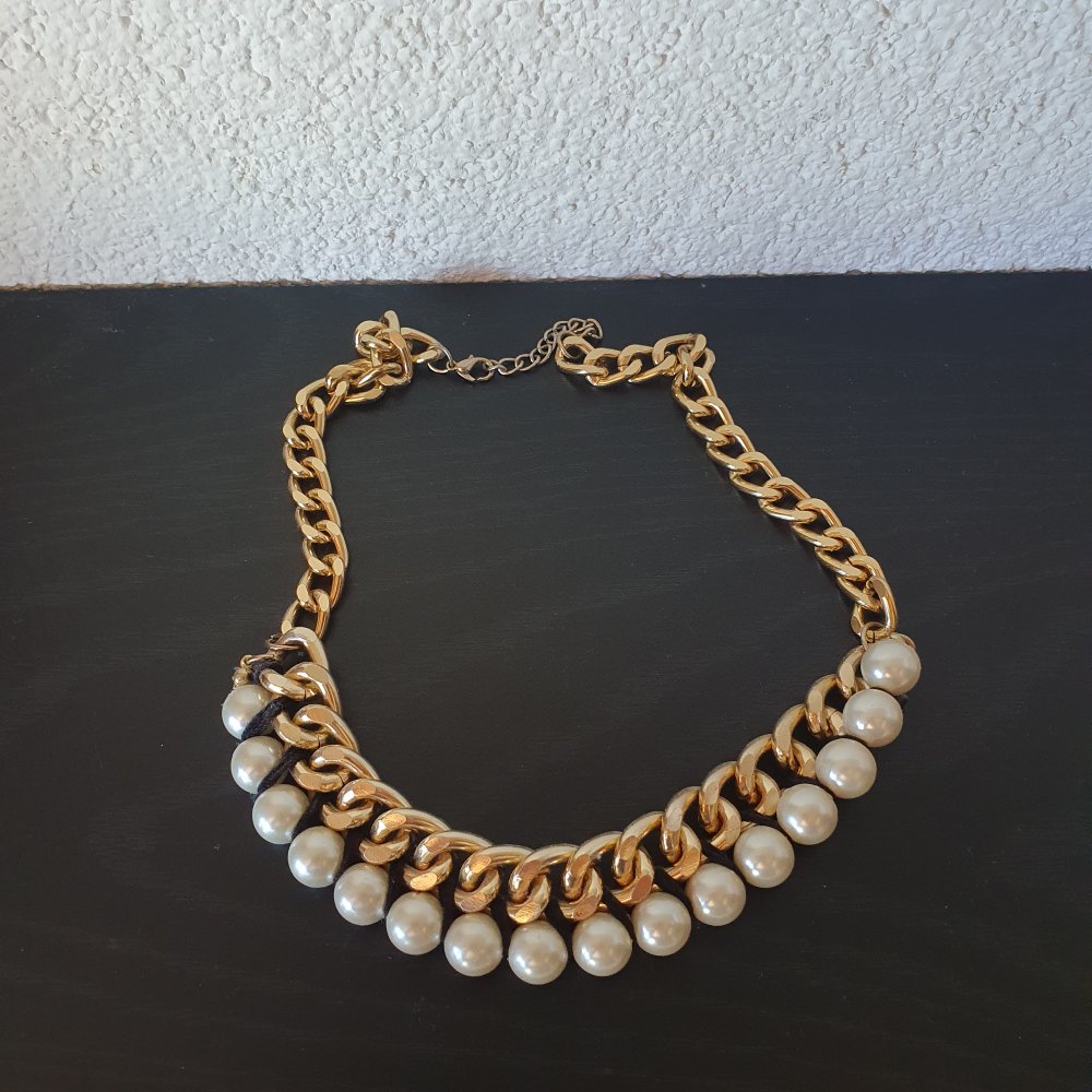 Goldfarbene Statementkette