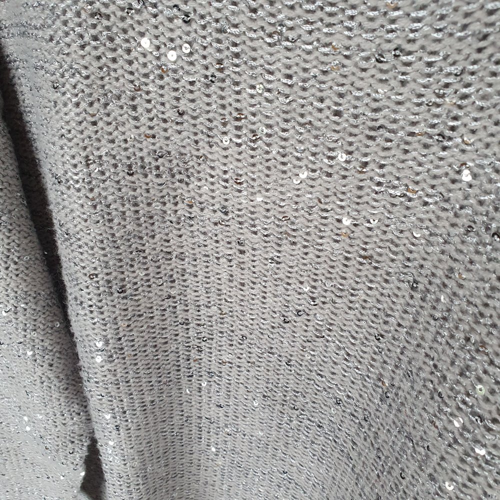 Grauer Pullover mit Glitzer-Pailletten Größe S-M