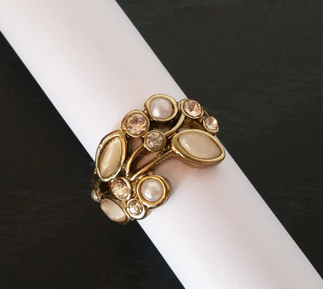 Goldener Ring mit Steinen