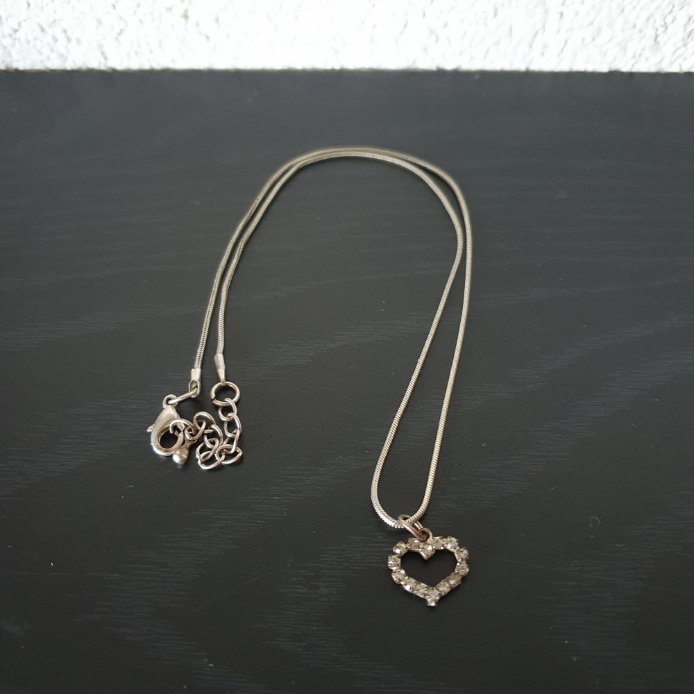 Silberne Halskette mit Strass-Herz
