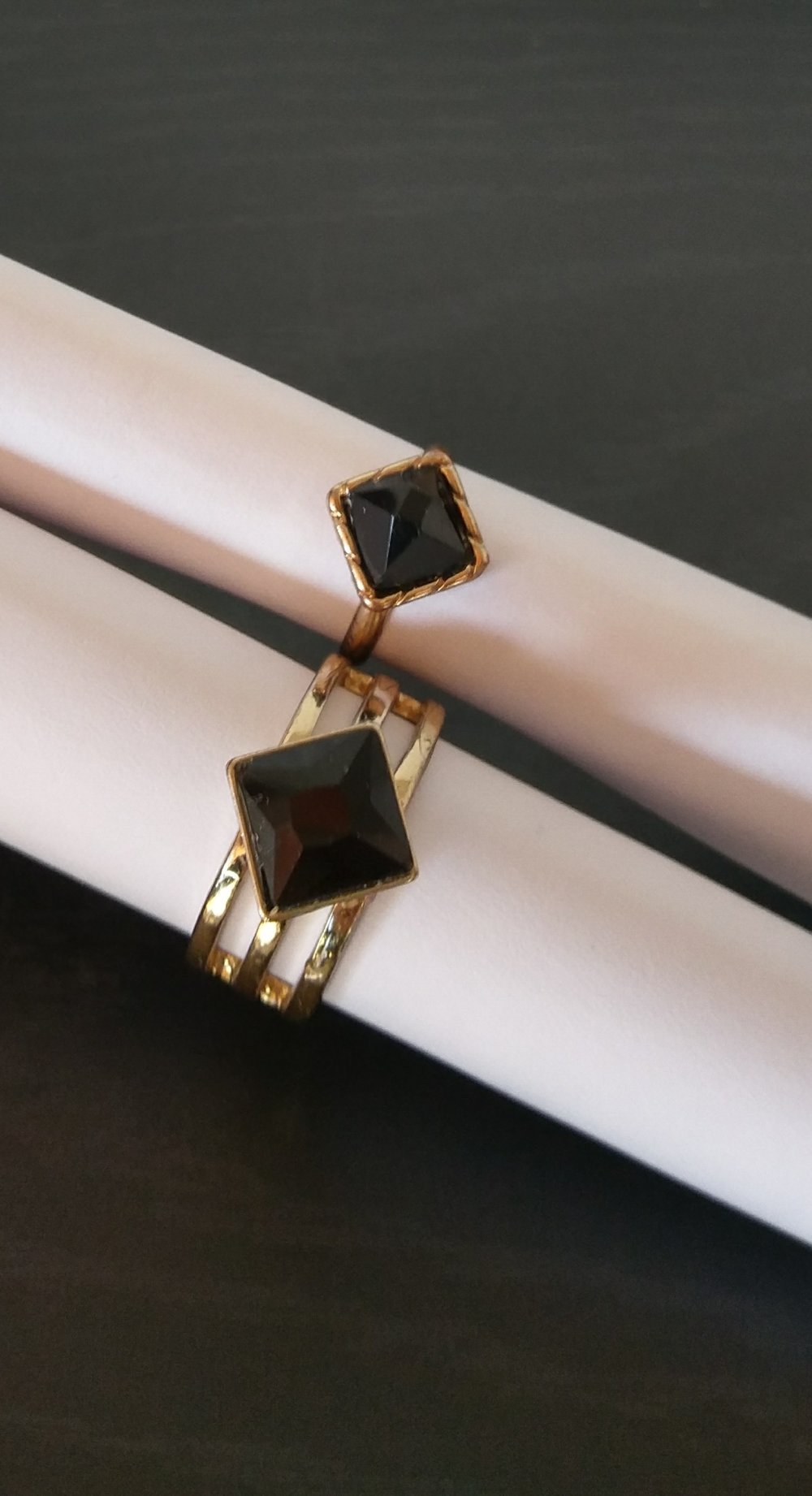 Zwei goldfarbene Ringe mit schwarzem Stein