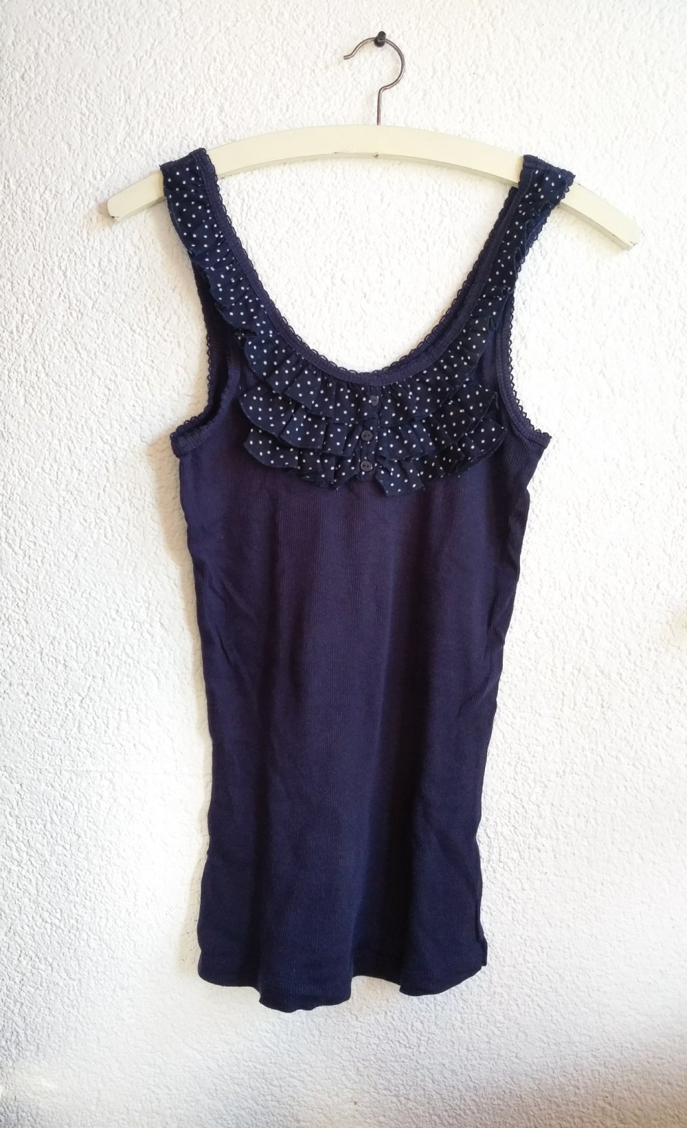 Dunkelblaues Top mit Rüschen Größe 36