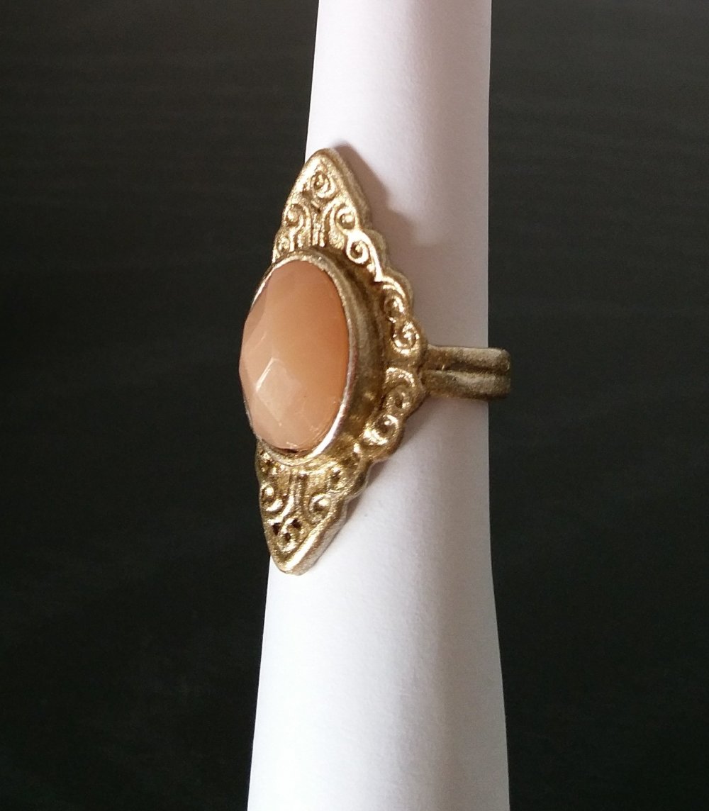 Goldfarbener Ring mit Stein