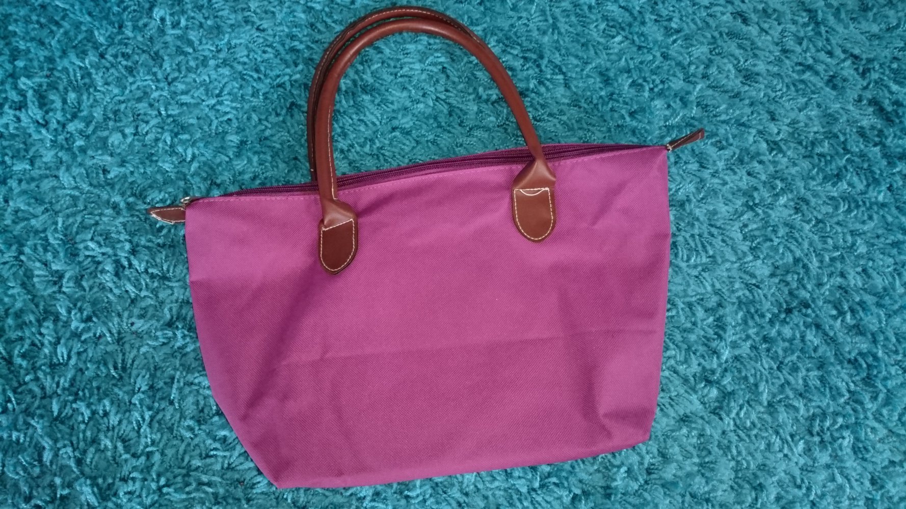 Violette Henkeltasche, neuwertig