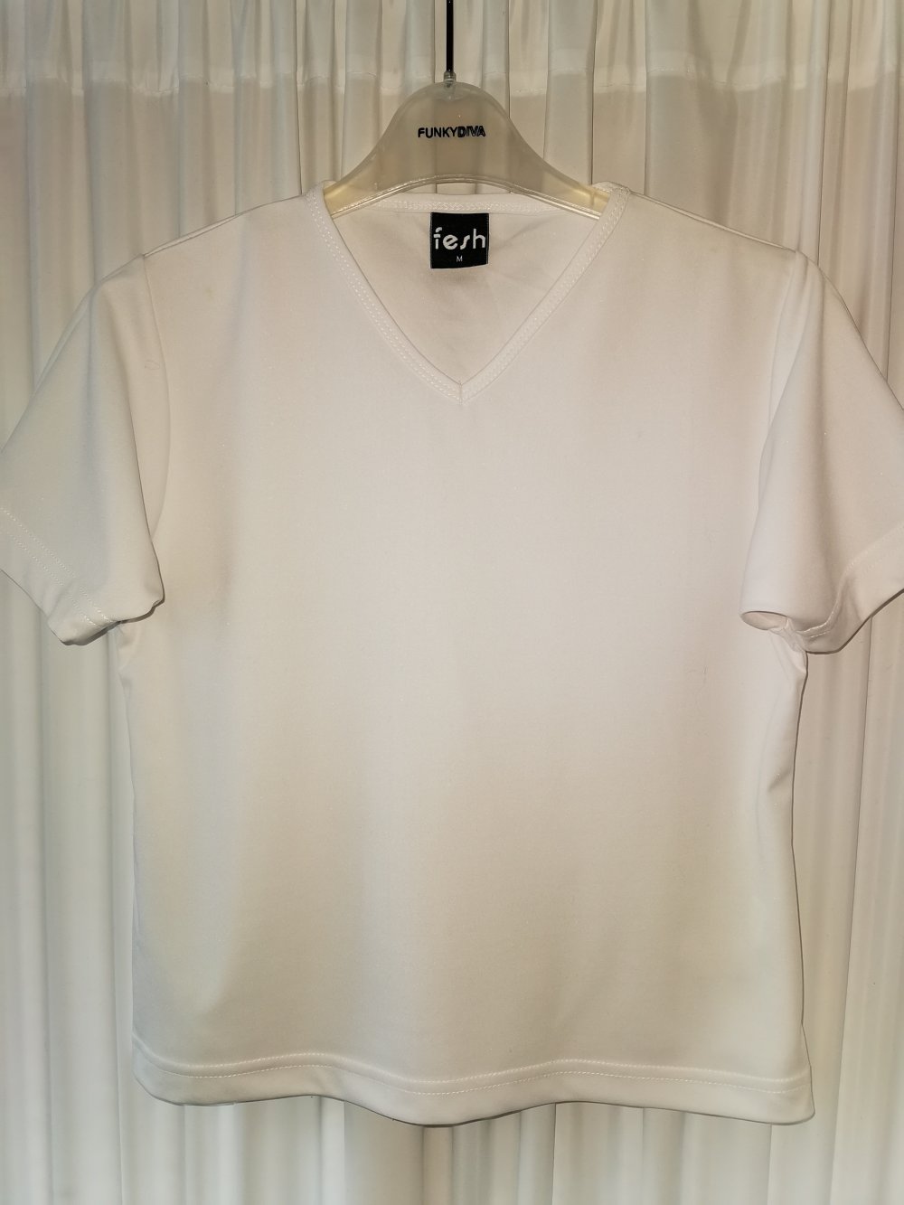 Weißes Polyester Shirt mit V-Ausschnitt von 