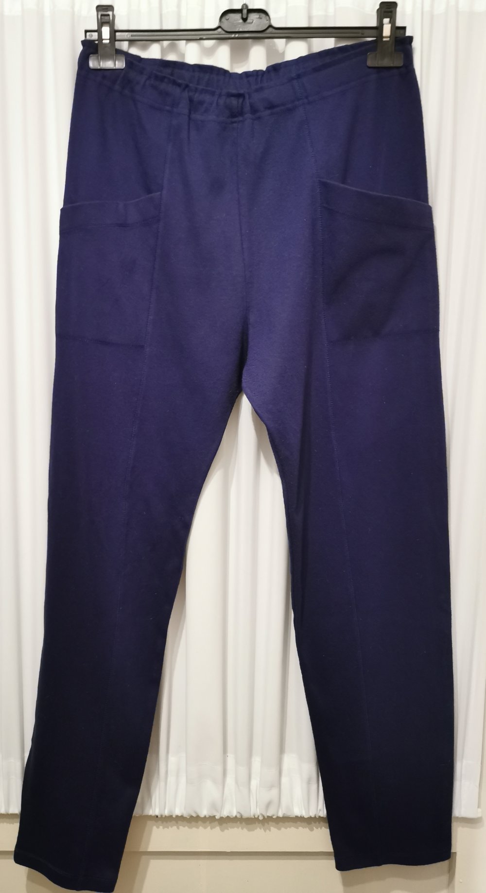 Bequeme dunkelblaue Stoffhose mit Taschen in Größe 36/38 