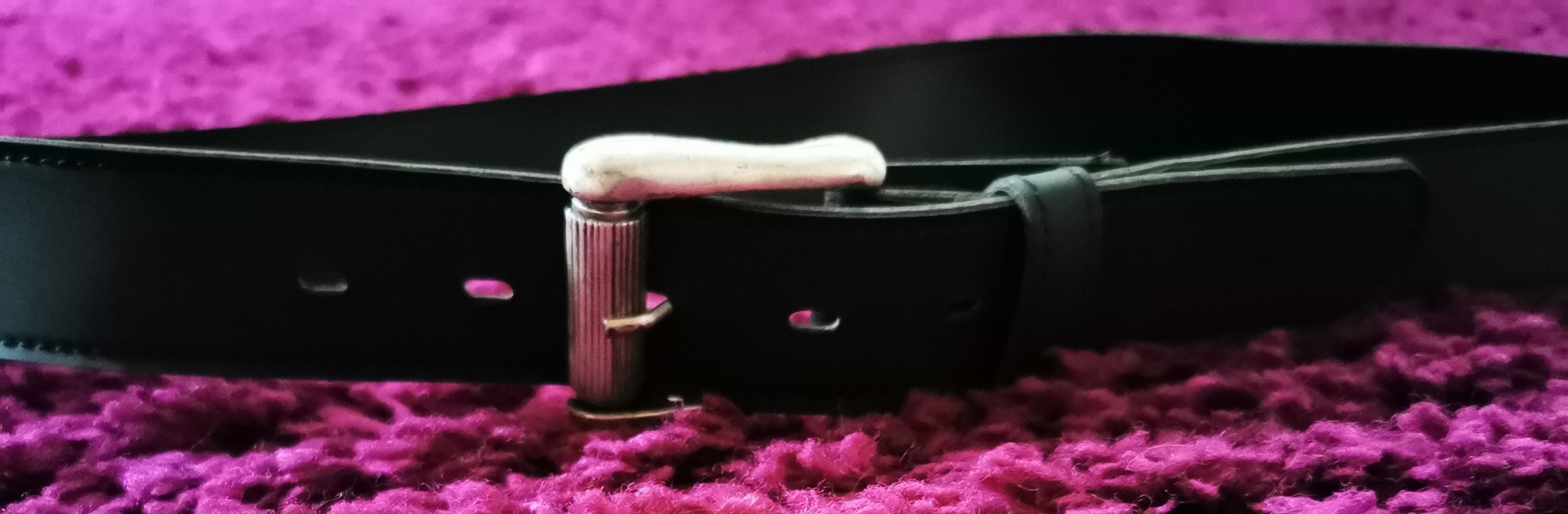 Schwarzer, neuwertiger, Gürtel mit Schnalle (Länge ohne Schnalle ca.94cm)