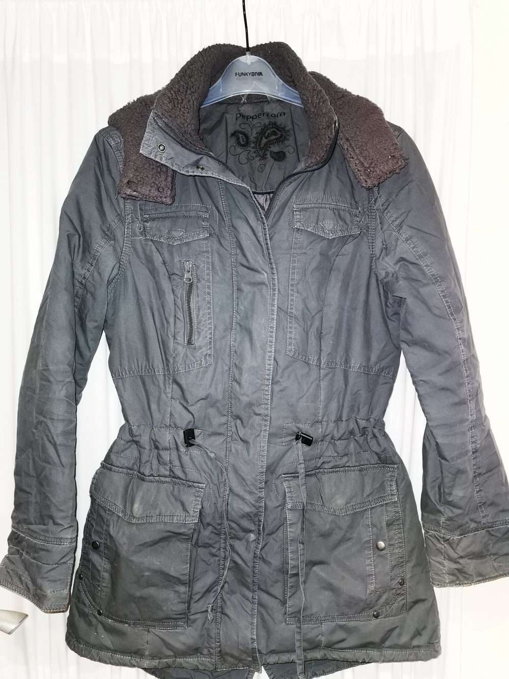 Hübsche graue Winter Jacke mit Kapuze und Taillenband von Peppercorn, Größe S