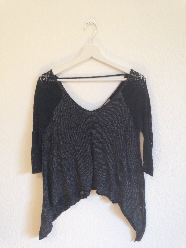 Leichter Strickpullover mit Spitze // Hollister