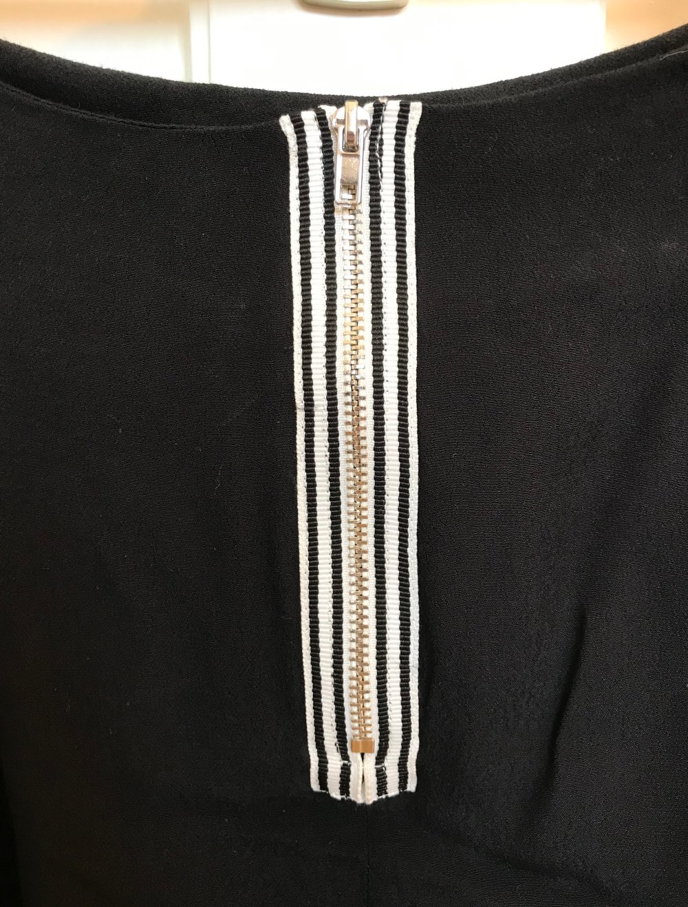 Schwarzer Rock mit Reissverschluss hinten