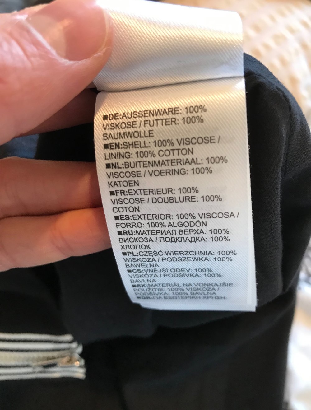 Schwarzer Rock mit Reissverschluss hinten