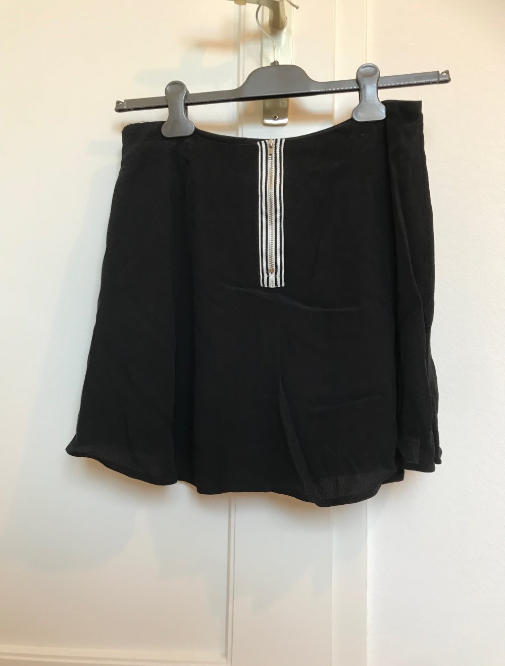 Schwarzer Rock mit Reissverschluss hinten
