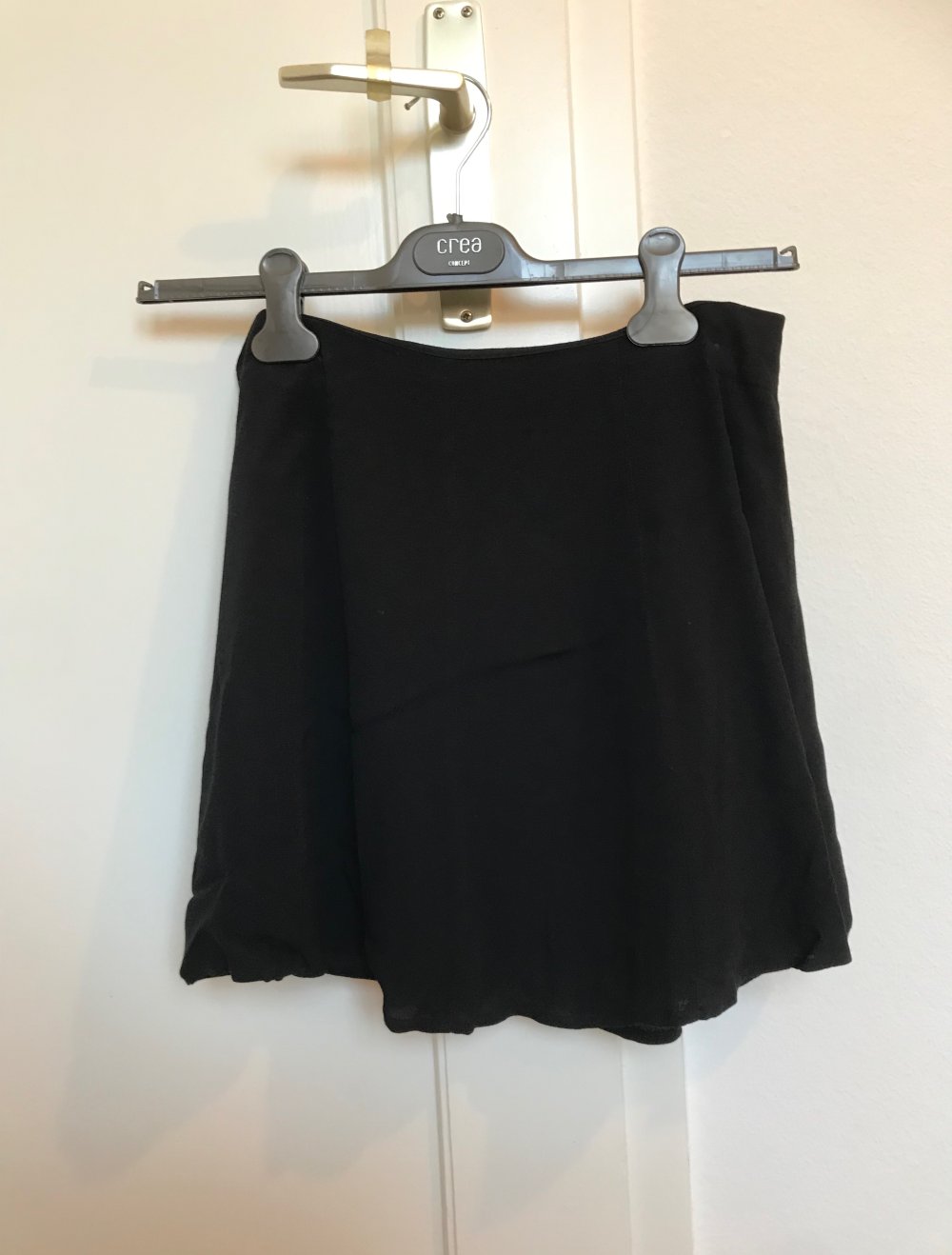 Schwarzer Rock mit Reissverschluss hinten