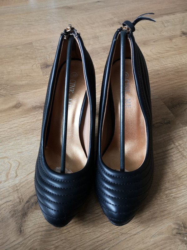 Schwarze Heels