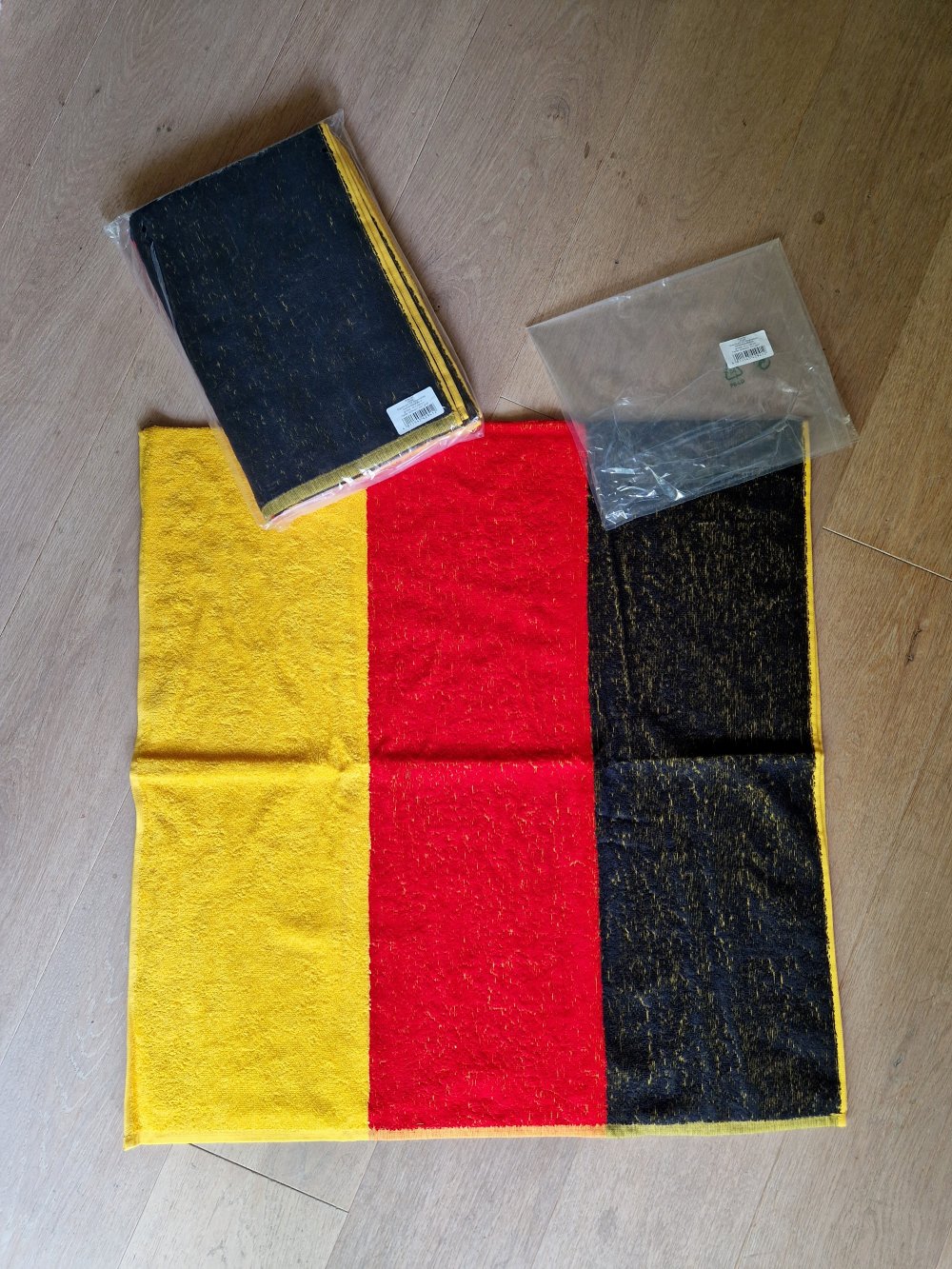 2 neue Duschtücher in Schwarz-Rot-Gold