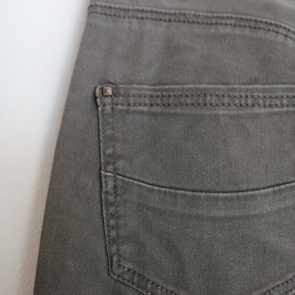 Khaki farbende Hose mit Reißverschluss