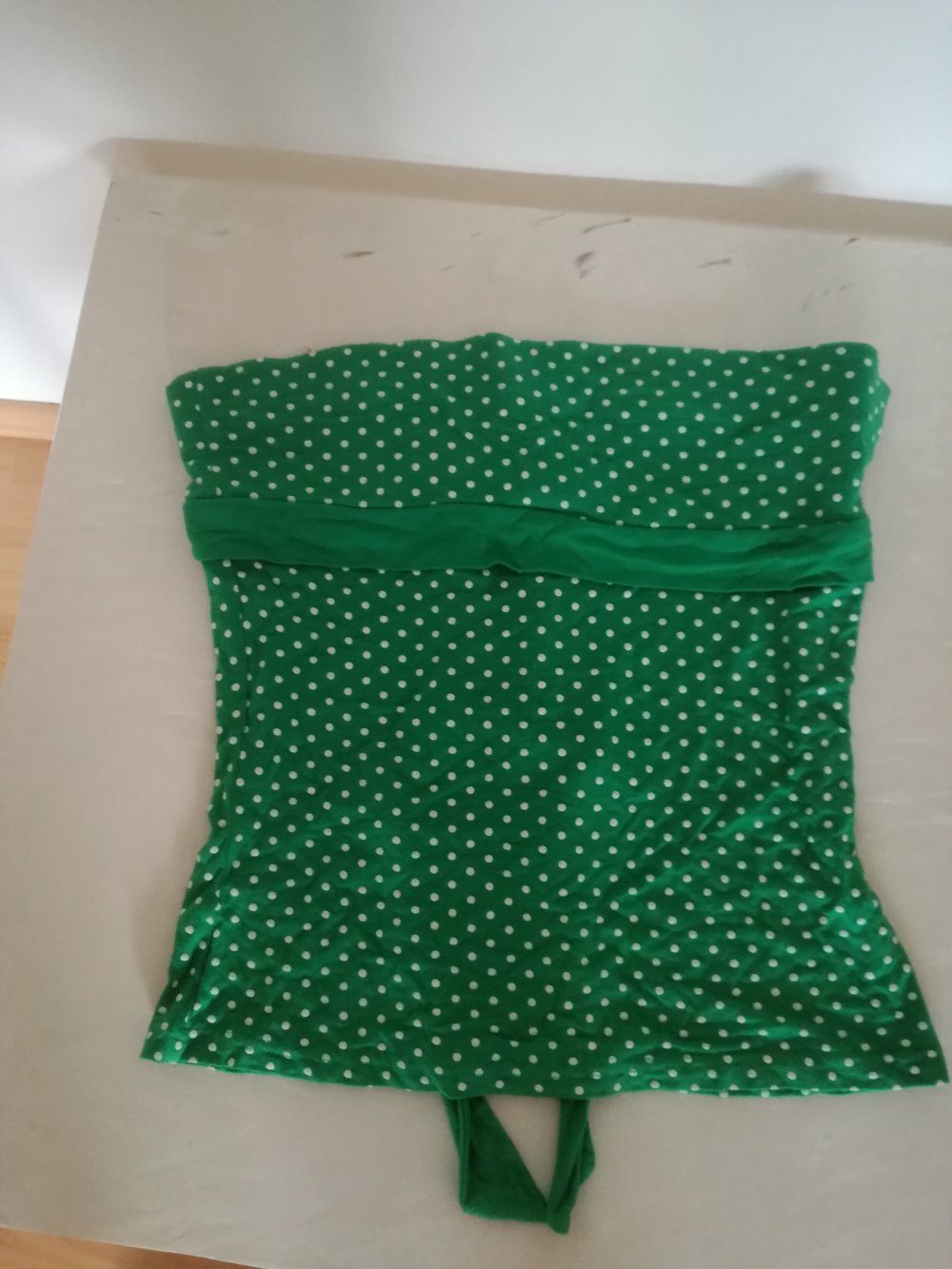 trägerloses gepunktetes Top grün weiß