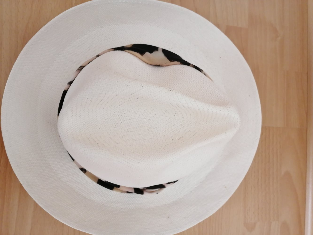 Creme weißer Sommerhut Marc Cain mit gemustertem Tuch