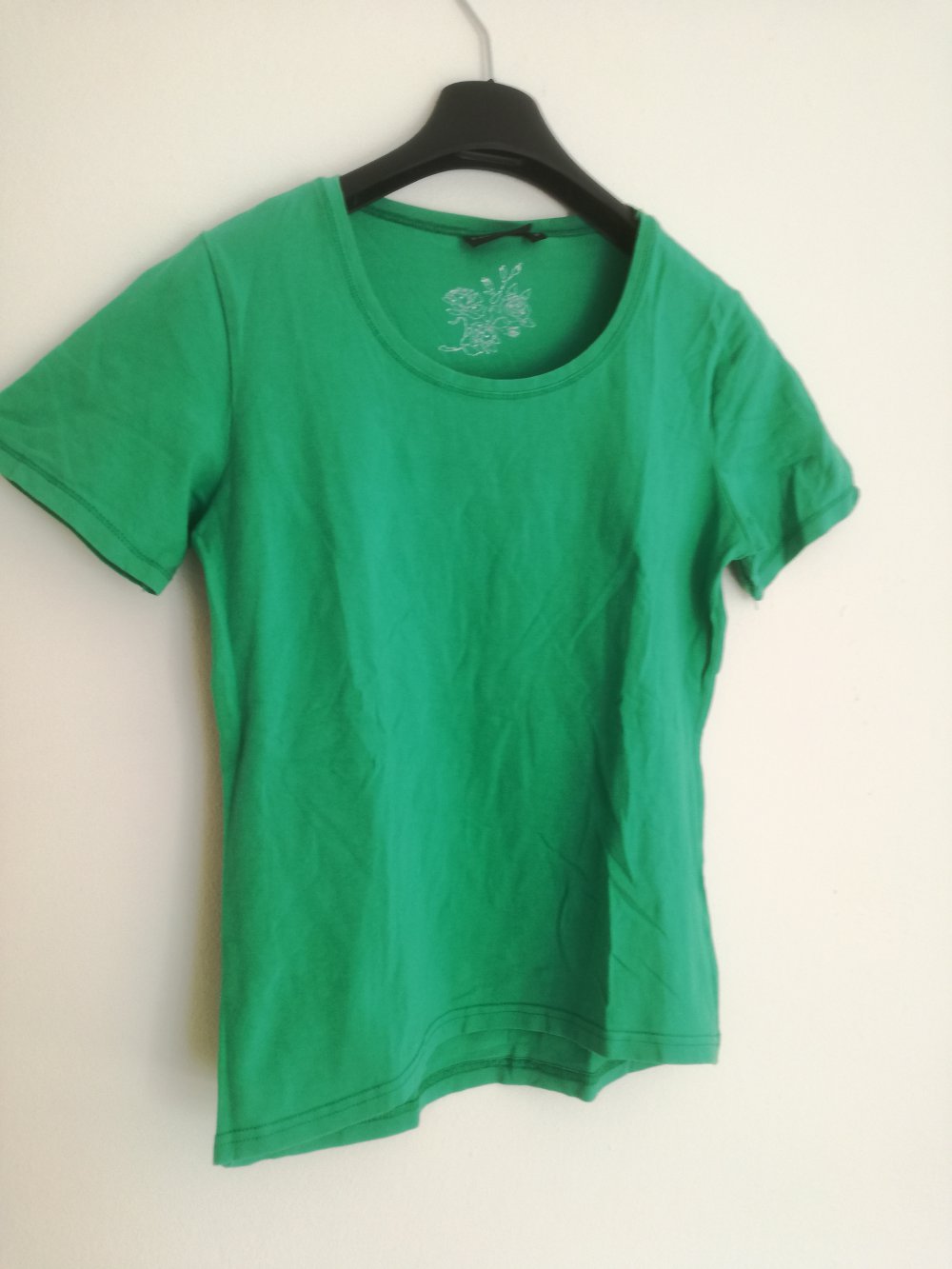 Grünes Tshirt in einem sommerlichen grün