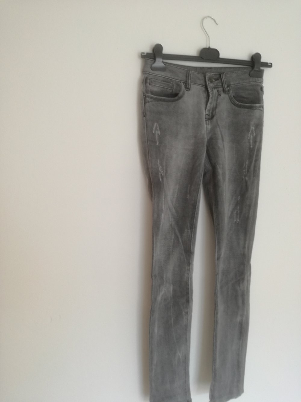 Graue Jeans used Look schöne Waschung