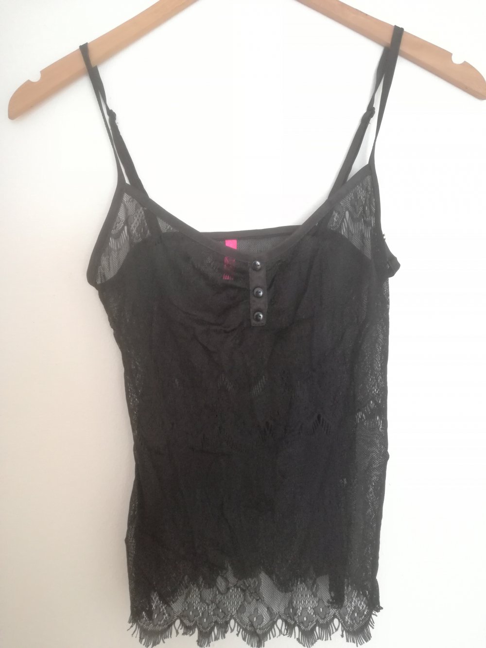 Süßes schwarzes Spitzentop mit Knöpfen