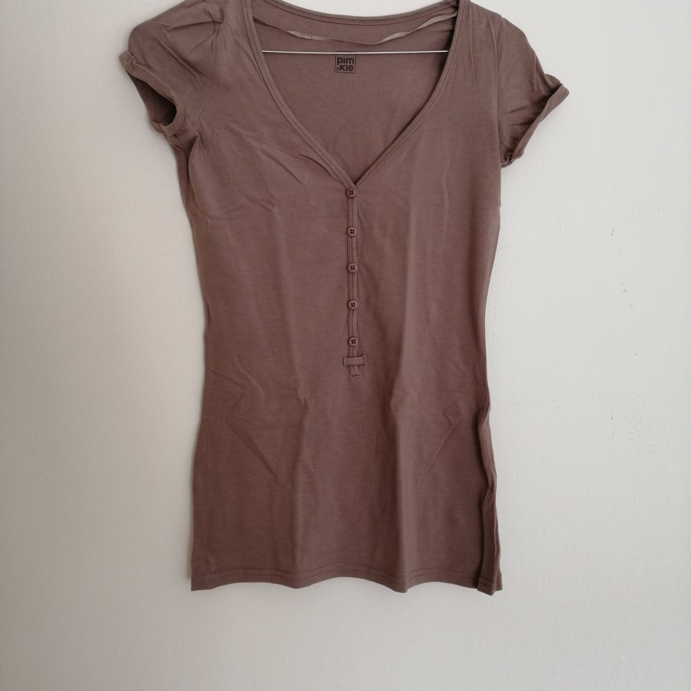 Neuwertiges T-Shirt mit Knopfleiste in braun beige