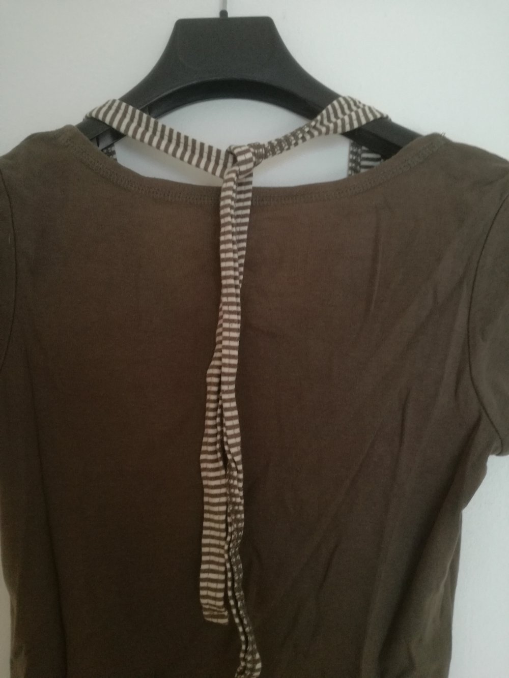 Olive Creme farbenes Tshirt mit Neckholder gestreift