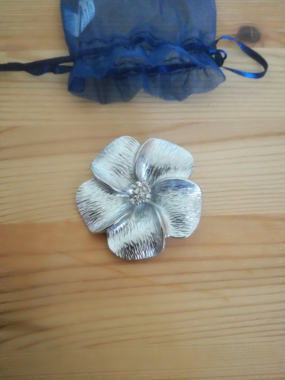 Tolle Brosche silber Blüte mit Glitzersteinen NEU!!